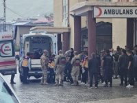 Hakkari'de midibüs devrildi, 6 asker yaralandı