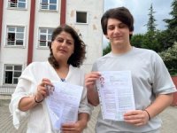 Anne oğul aynı okulda sınava girdiler