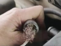 Otomobil motorundan bulaşık teli çıktı