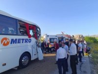 Yolcu otobüsü zincirleme kazaya karıştı: 24 yaralı