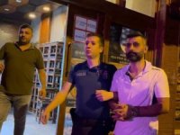 Polise bıçakla saldıran şahıs vuruldu