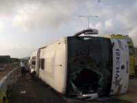 Yolcu otobüsü devrildi: 3 ölü, 20 yaralı