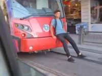 Bursa'da tramvayla tehlikeli oyun