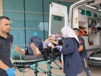 Bursa'da otomobil demir kapıya çarptı! Hastaneye böyle getirildiler