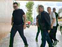 Bursa'da aranan 2 şahıs yolda yürürken yakalandı
