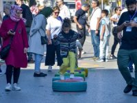 Bursa'da trafik kapandı, Heykel çocuklara kaldı