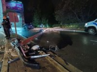 Bursa'da alkollü sürücü, elektrik direğine çarpıp kaçtı