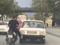 Bursa'da bir genç motosikletiyle otomobili itti