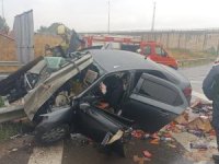 Bursa'da korkutan kaza! Otomobil bariyerlere ok gibi saplandı