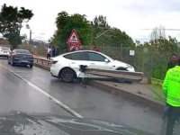 Kontrolden çıkan Tesla bariyere saplandı
