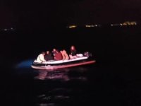 Lastik botta 6 düzensiz göçmen yakalandı