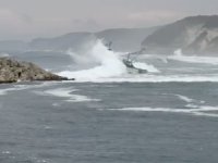 Yürekleri ağza getiren anlar! Balıkçı teknesinin dev dalgalarla mücadelesi