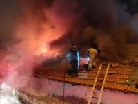 Bursa’da 4 dükkan alevlere teslim oldu