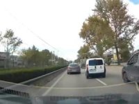 Bursa'da kazaya ramak kaldı! Makas anı kamerada