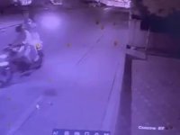 Motosikletli saldırganlar berber dükkanını taradı