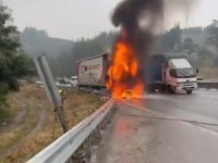 Bursa'da seyir halindeki tır alev alev yandı