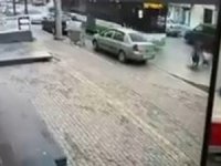 Bursa'da kaza anları kamerada! Ölümden döndüler