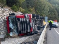 Bursa'da kontrolden çıkan yem yüklü tır devrildi