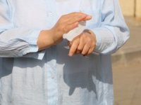 Islak mendil ve dezenfektan kullandı, ehliyetinden oldu