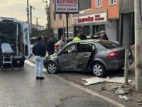 Bursa'da beton direğe çarpan otomobil sürücüsü yaralandı