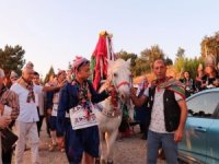 Bursa'da profesörle doçent, Yörük kıyafeti giyip köy düğünü yaptı
