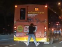 Bursa'da otobüs arkasında tehlikeli yolculuk