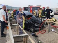 Bursa'da feci kaza! Bariyerlere ok gibi saplandı... 4 yaralı
