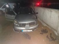 Bursa'da kontrolden çıkan otomobil duvara çarptı! 3 yaralı