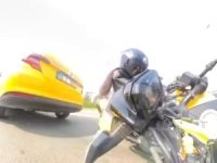 Bursa'da motorsikletli genç kız, taksiye böyle çarptı
