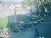Bursa'da şiddetli lodos tabelayı uçurdu! Kafedeki 2 kişi saniyelerle kurtuldu