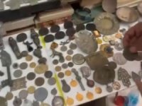 Bursa'da define acılarına darbe! Yatak odasından hazine çıktı