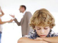 Çocuğu arada bırakmak aileyi yıpratıyor!