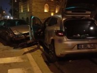 Bursa'da kaza yapan otomobil refüje çarpıp durabildi