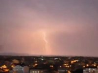 Bursa'da şimşekler geceyi gündüze çevirdi