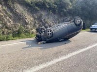 Bursa'da kayalara çarpan otomobil takla attı