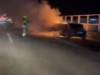 Bursa'da seyir halindeki otomobil alev alev yandı