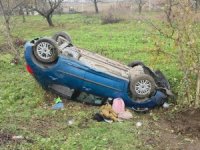 Bursa'da otomobil tarlaya uçtu: 2 yaralı