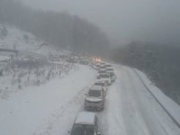 Uludağ'da trafik çilesi, kilometrelerce kuyruk oluştu