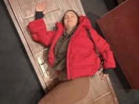 Sahnede korku dolu anlar! Aslı Bekiroğlu'nun kafasına kapı düştü