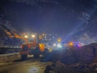 Artvin’de heyelan! Karayolu ulaşıma kapandı