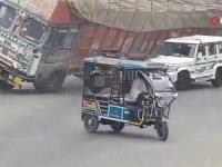 Üzerine kamyon devrilen otomobilde can verdi