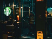 Starbucks yüzlerce mağazasını kapatıyor