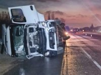 Bursa'da iplik yüklü tır devrildi