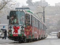 Bursa'da yeni yıl temalı nostaljik tramvaya yoğun ilgi