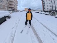 Bursa'da işe kayakla gitti, gündem oldu...