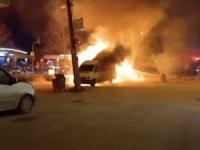 Bursa korkutan yangın! Baraka ve minibüs alev topuna döndü