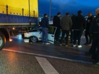 Bursa'da otomobil tıra çarptı: 1 yaralı