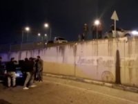 Bursa'da akıl almaz kaza! Demir bariyerler araçların üzerine düştü