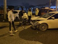 Bursa'da kaza! Savrulup kamyonete girdi, 2 yaralı