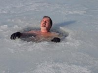 Bursalı dağcı 6 yıldır buz tutan göllerin üzerinde yürüyüp içine giriyor